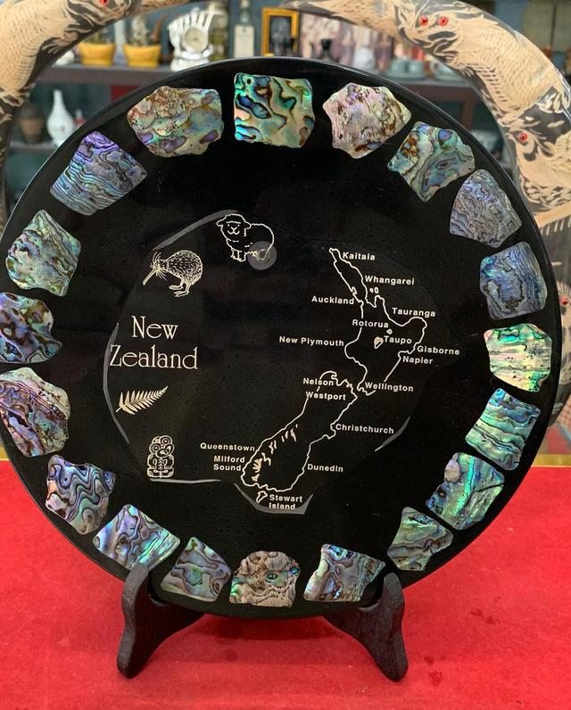 จานประดับมุก New Zealand