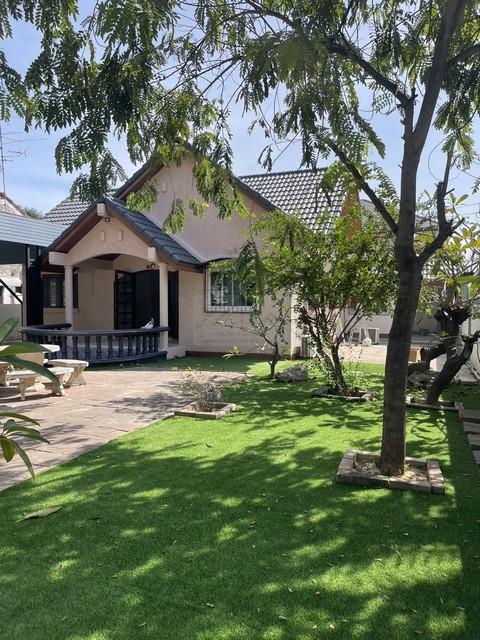 ให้เช่าบ้านชั้นเดียว 107 ตรว. 4 ห้องนอน หมู่บ้านปลาทอง ศรีนครินทร์ ศรีด่าน 4 เดินไป Foodland, KFC, JAS Urban ได้ใน 5 นาท 1