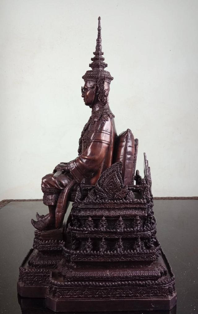 774.พระบรมรูปหล่อในหลวงรัชกาลที่ 9 พระบาทสมเด็จพระปรมินทรมหาภูมิพลอดุลยเดช ทรงประทับบนพระที่นั่งราชยานพุดตานทอง เ รูปที่ 5