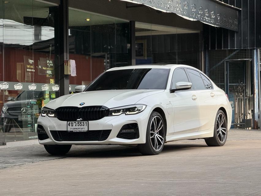 BMW 330e M Sport G20 ปี 2020สีขาว เกียร์ออโต้📌เลขไมล์ 94,700 กม.💰ราคา 990,000 บาท รูปที่ 2