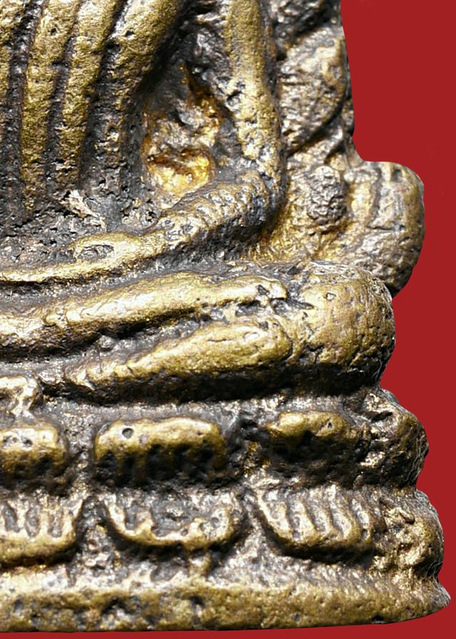 พระพุทธชินราชอินโดจีน ปี 2485 พิมพ์ต้อใหญ่บัวขีด เนื้อโลหะ ตอกโค๊ต 13