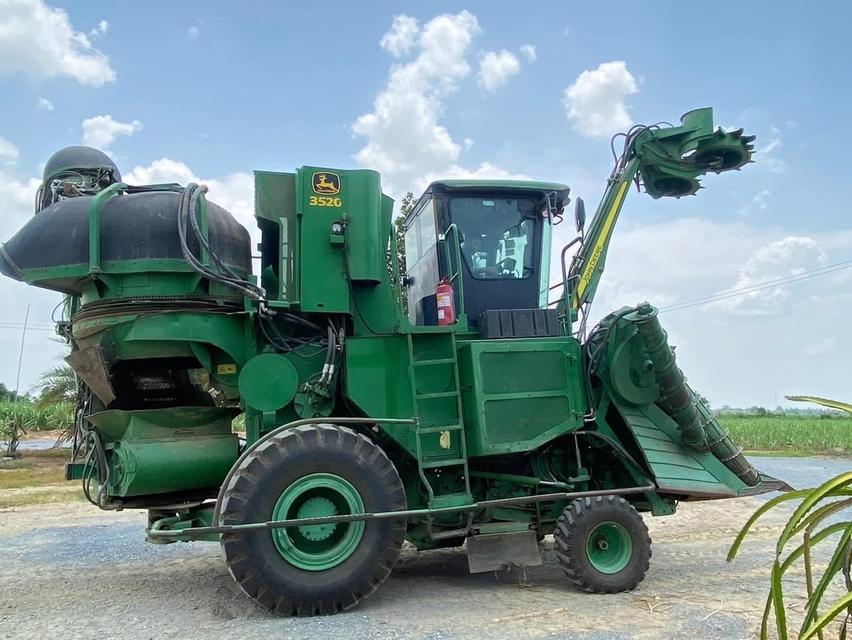 รถตัดอ้อย John Deere 9