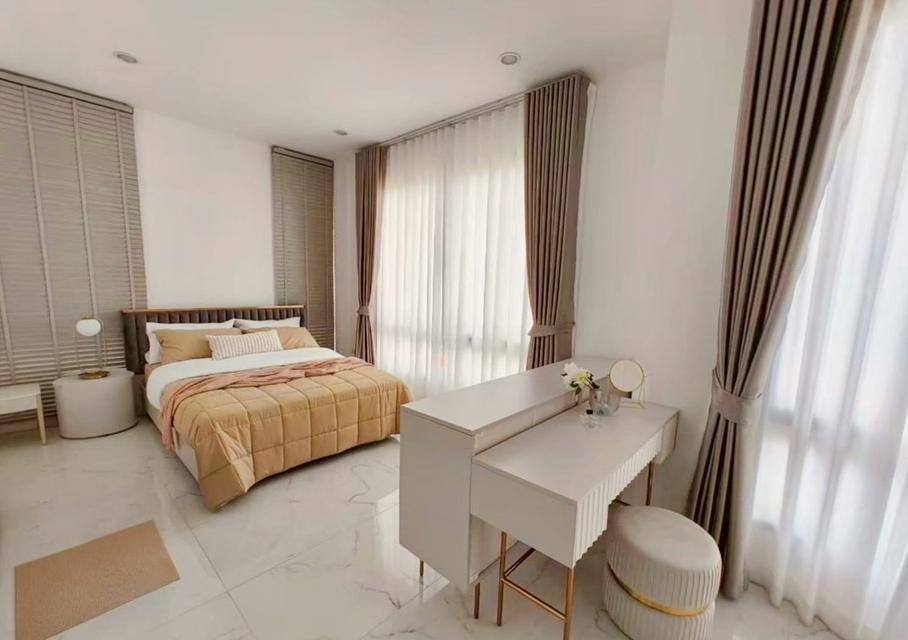 🏡 ขายทาวน์โฮมใหม่ เนื้อที่ 35 ตร.ว. หายาก! ซอยเฉลิมพระเกียรติ ร.9 28 ใกล้ ม.ราม 2  ✨ จุดเด่น: - 3 ห้องนอน 4 ห้องน้ำ (บน 3 + ล่าง 1) - เนื้อที่ 35 ตร. 4