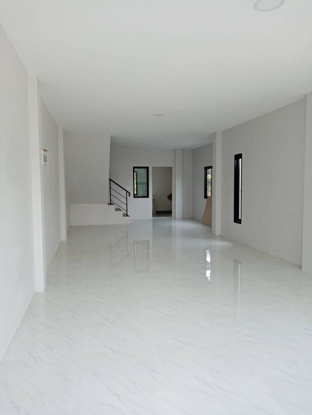 NEW TOWN HOUSE FOR SALE IN DOWN TOWN CHANTHABURI 4