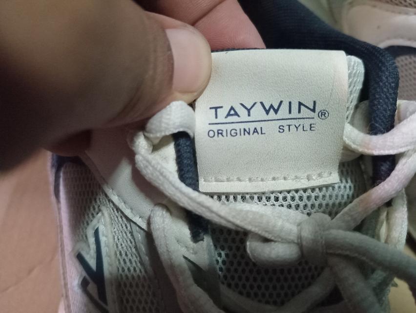 รองเท้าผ้าใบทรงสปอร์ต Taywin original สีขาวมือสองสวยๆ ไซส์ 45 มีกล่องค่ะ ความยาวรองเท้าประมาณ 31ซม.สวยเลย รูปที่ 4
