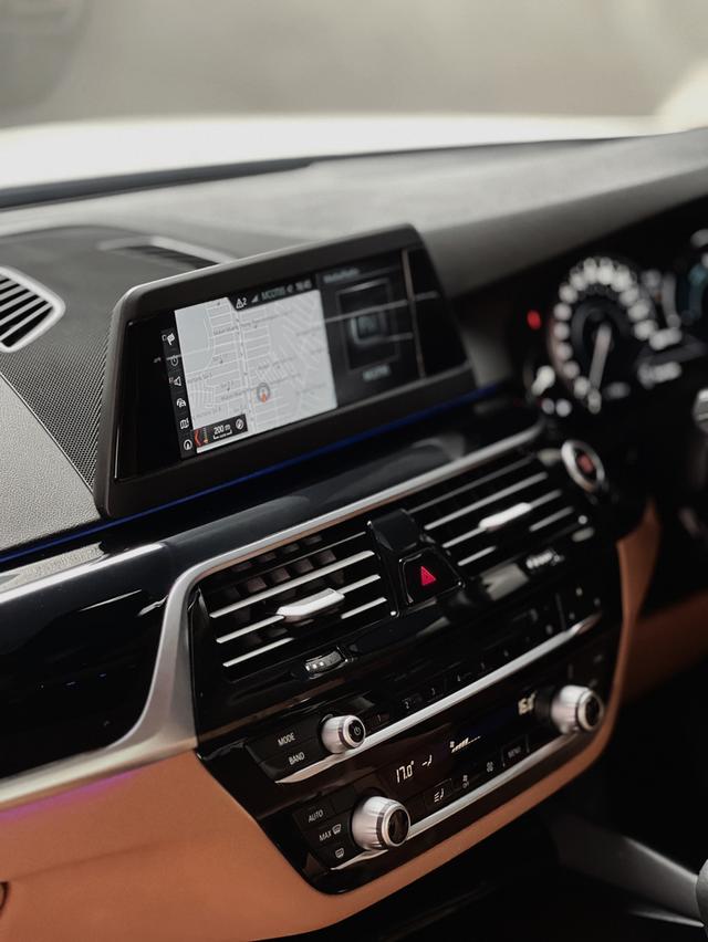 BMW 530e Elite 8