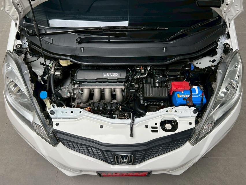 Honda JAZZ 1.5V Hatchback 13
