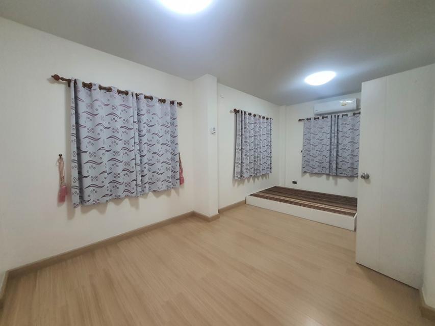 ให้เช่า ทาวน์โฮม 2 ชั้น ประภัสสร วิลล์ อมตะนคร-หนองตำลึง 104.96 ตรม 23.7 ตรว ดีไซน์เรียบง่าย แต่ทันสมัยแบบชีวิตเมือง. 4