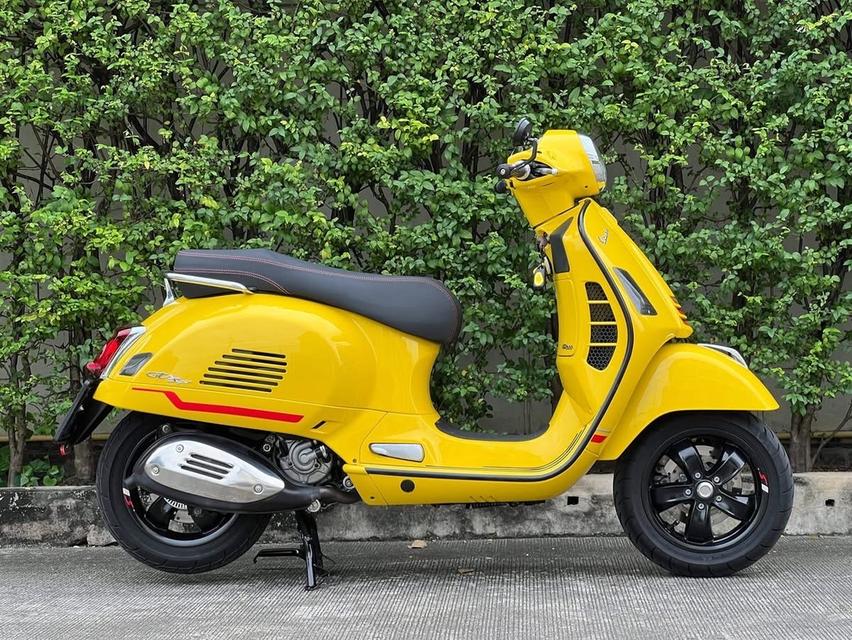 Vespa GTS 300 สีเหลือง ปี 2021 3