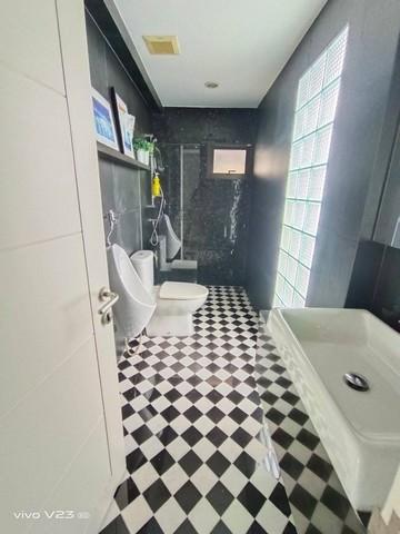 ขายบ้านเดี่ยว 3 ชั้น  Private Nirvana Residence ขนาดที่ดิน 70 ตารางวา พื้นที่ใช้สอย 370 ตารางเมตร หลังมุม ตกแแต่งพร้อมอยู่ 4 ห้องนอน 5 ห้องน้ำ  16