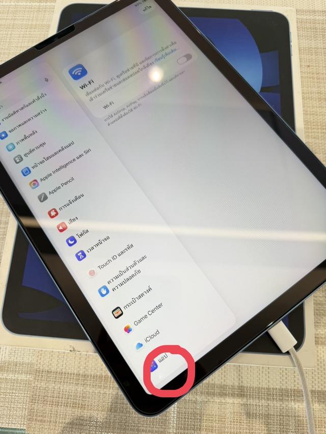 iPad Air5 Wi-Fi 256 ตำหนิที่จอตามรูปที่วงไว้  ไม่มีผลต่อการใช้งาน