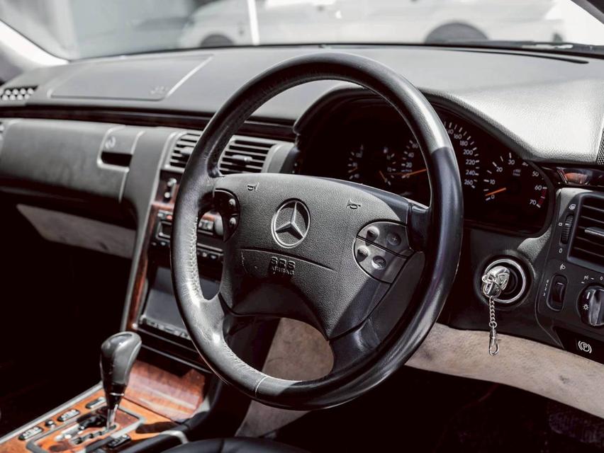 รหัสรถ 67GG12 Mercedes-Benz E240 Estate V6 2.6L (w210) ปี2002 15