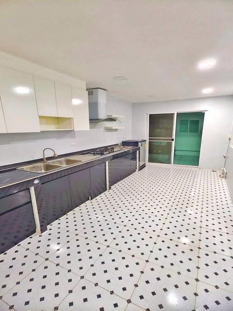 ให้เช่าบ้านแฝด 2 ชั้น 3 ห้องนอน หมู่บ้านเดอะ วิลเลจ เอ็กซ์คลูซีฟ บางนา กม.10 พร้อมอยู่ ใกล้เมกะบางนา 3