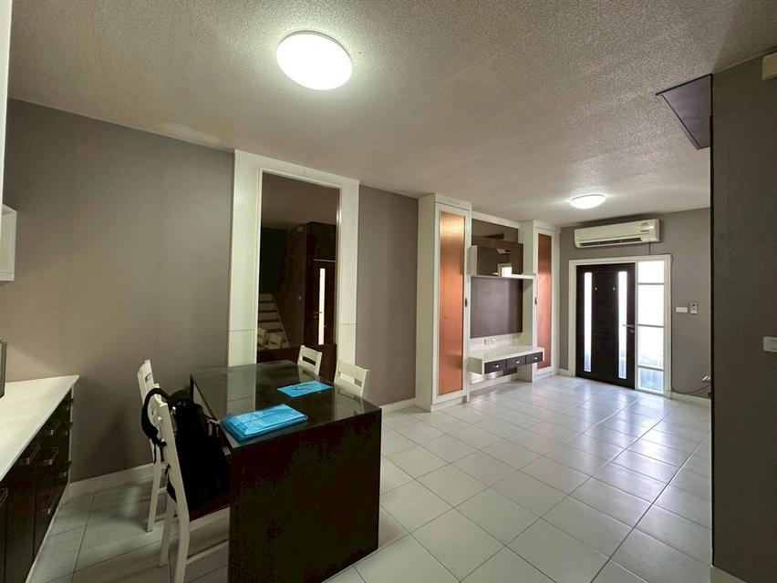 ขายถูกมาก!!  ทาวน์โฮม 2 ชั้น  อารียา เดอะคัลเลอร์ 1 ( Areeya The Color 1 ) อยู่ต้นโครงการ ตกแต่งเต็มพื้นที่ เปิดเป็น Home office ได้เลย ใกล้รถไฟฟ้า สา 9