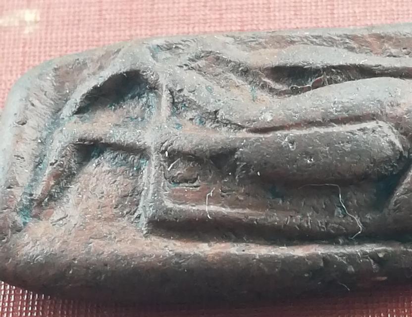 พระกำแพงบิด หรือ พระกำแพงลีลาเหิร เนื้อดินเผา กรุเจดีย์กลาง ทุ่งเศรษฐี (นครชุม) กำแพงเพชร 6