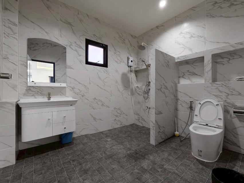 🏡 บ้านเดี่ยวหลังใหญ่ 304 ตร.ม. ทำเลรวมโชค ใกล้ รร.ต้นกล้า เพียง 1.5 กม. Spacious 4-Bedroom House - 304 sq.m., 3 mins to Tonkla School & Ruamchok 15