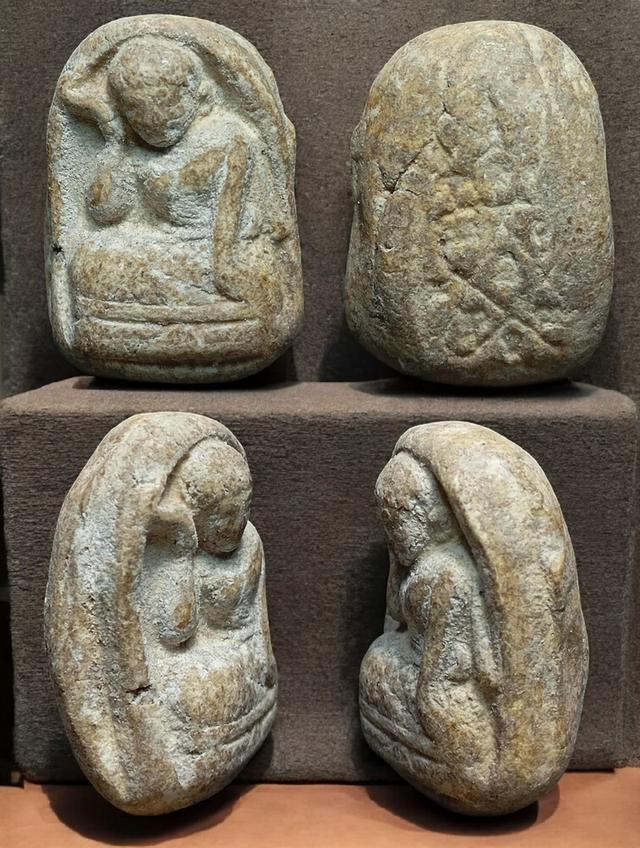 เปิดพระนางกวักเนื้อผงเก่าด้านหลังยันต์ไม่ทราบที่ชอบทักได้ครับ