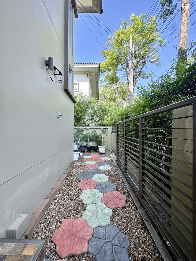 ขายบ้านเดี่ยว โครงการหมู่บ้าน Noble Geo วัชรพล ( โนเบิลจีโอวัชรพล )  ขนาด 105.7 ตารางวา  บ้านจำนวน 2 ชั้น ห้องโถง : 1 ห้อง ห้องนอน : 3 ห้องนอนใหญ่ ( 6