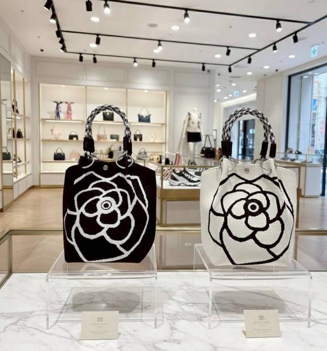 กระเป๋าถือลายคามิลเลีย