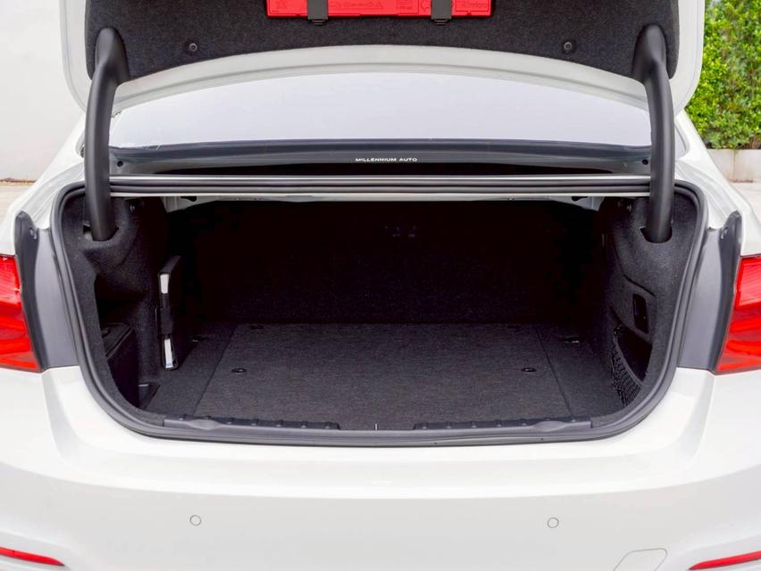 BMW Series 3 330e Luxury 2016 จด 2017 15