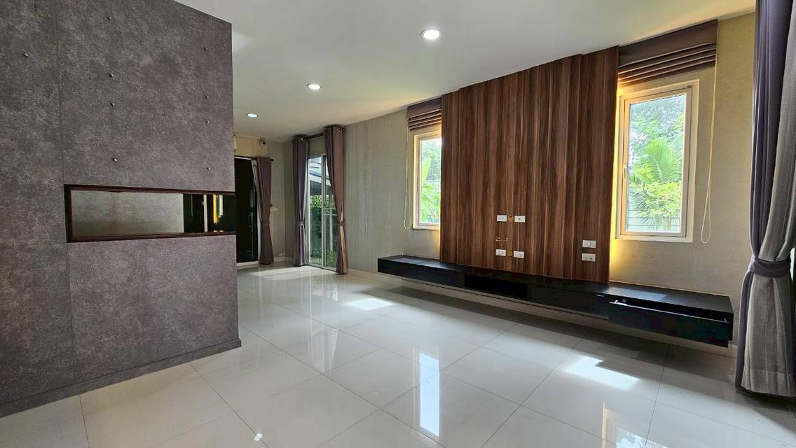 ขายด่วน ทาวน์โฮม 3 ชั้น หมู่บ้านกลางเมือง เกษตร - นวมินทร์ หลังริม เนื้อที่ 51.7 ตารางวา 3 ห้องนอน 3 ห้องน้ำ 2 จอด