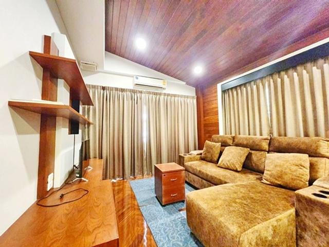 6นอน ขาย คฤหาสน์หรู 2 ชั้น 2 หลังใหญ่ติดกัน ตลาดถนอมมิตร 1.4 กม. MRT วัชรพล 2.1กม. รามอินทรา 5