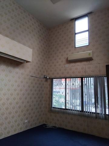 อาคาร 3.5 ชั้น 46 ตรว. 4 ห้องน้ำห้องอาบน้ำ 2 ห้อง 8 ห้องทำงาน ย่าน Town in Town – ศรีวรา 7