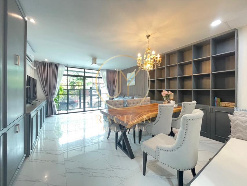 B69-300 ขายด่วน ทาวน์โฮม 3 ชั้น จัดเต็มเฟอร์นิเจอร์ทั้งหลัง หมู่บ้านรื่นฤดี รามคำแหง180  เนื้อที่ 18.2 ตร.ว พื้นที่ใช้สอย 140 ตร.ม 4 ห้องนอน 7