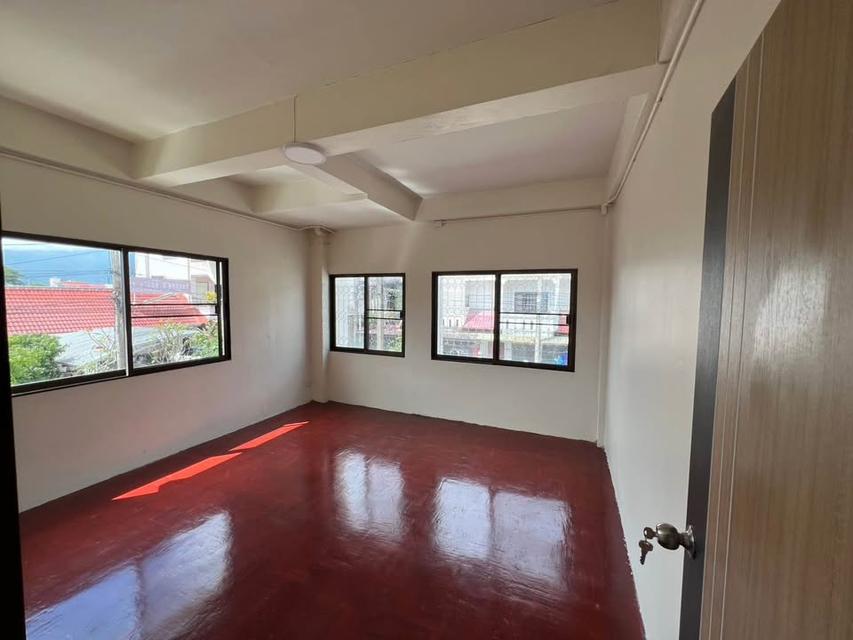 🏡 ให้เช่าทาวน์เฮ้าส์ 2 ชั้น2คูหา ทำเลเศรษฐกิจ ใกล้สนามบิน #เมืองเชียงใหม่ ราคาเพียง 22,000 บาท/เดือน ✨ 清迈市区双联两层联排别墅出租 6 卧室 3 卫生间 – 租金 22,000 泰铢/月 ✨ 5