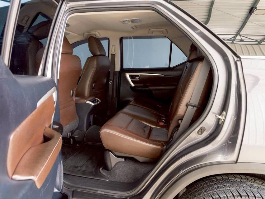 Toyota Fortuner 2.4V 2WD  ปี จด 2017 9
