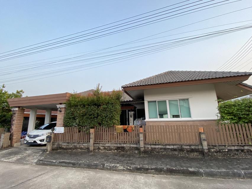 บ้านชั้นเดียว 3 ห้องนอน 2 ห้องน้ำ 61 ตรว. พื้นที่ใช้สอย134 ตรม. แปลงหัวมุม บ้านหันไปทางทิศเหนือ เข้าซอยข้างโฮมโปรสันทรายไม่ไกลติดถนนวงแหวนรอบ3 4