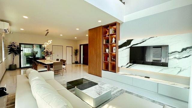 MEGAบางนา 700ม. MRT ศรีลาซาล 4.4 กม.ให้เช่าบ้านใหม่สุดหรู 2 ชั้น 95ตร.วา. 330ตร.ม. หรูหรา พร้อมเฟอร์ฯ 6แอร์ 4-5นอน 5 น้ำ 2