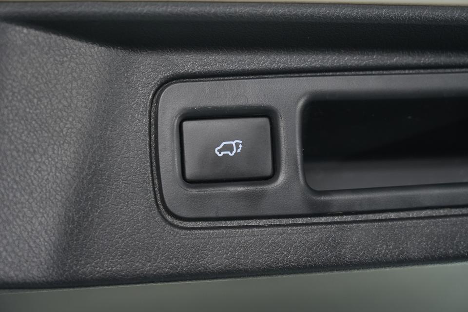 2020 TOYOTA FORTUNER 2.4 V 2WD SUV สีขาว เลขไมล์ 118221 กม. 18