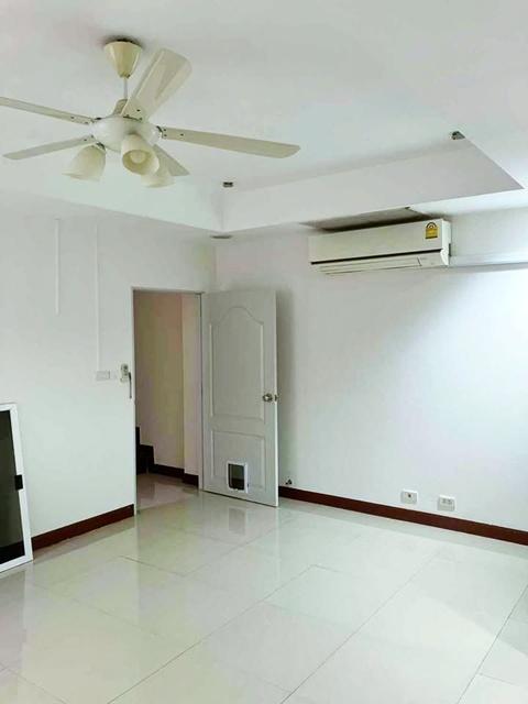MRTศรีนครินทร์ 38 900ม. ให้เช่าทาวน์โฮม 3 ชั้น พร้อม3แอร์ 25 ตร.วา. 300 ตร.ม. รร.นานาชาติคินเคด 2 2.0 กม.4 นอน 3