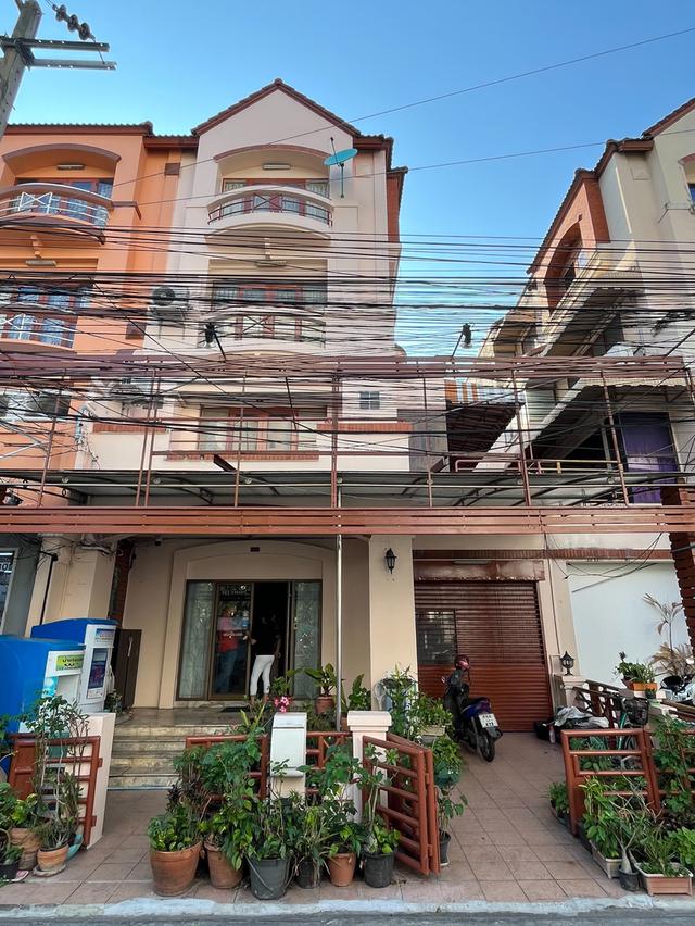 ขายถูก ทาวน์เฮ้าส์ 4 ชั้น บ้านสวนซื่อตรง ลาดพร้าว 87 ซอยประดิษฐมนูธรรม ซ. 10 ถนนเลียบทางด่วนรามอินทรา เขตวังทองหลาง กทม. 1