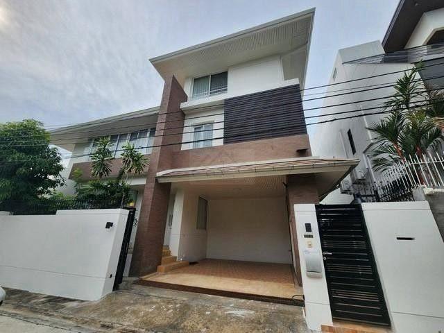 ให้เช่าบ้านเดี่ยวสุดหรู 3 ชั้น 5 ห้องนอน ย่านถนนห้วยขวาง ถนนประชาราษฎร์บำเพ็ญ เหม่งจ๋าย เฟอร์นิเจอร์ครบพร้อมอยู่ ใกล้ MRT ห้วยขวาง 
