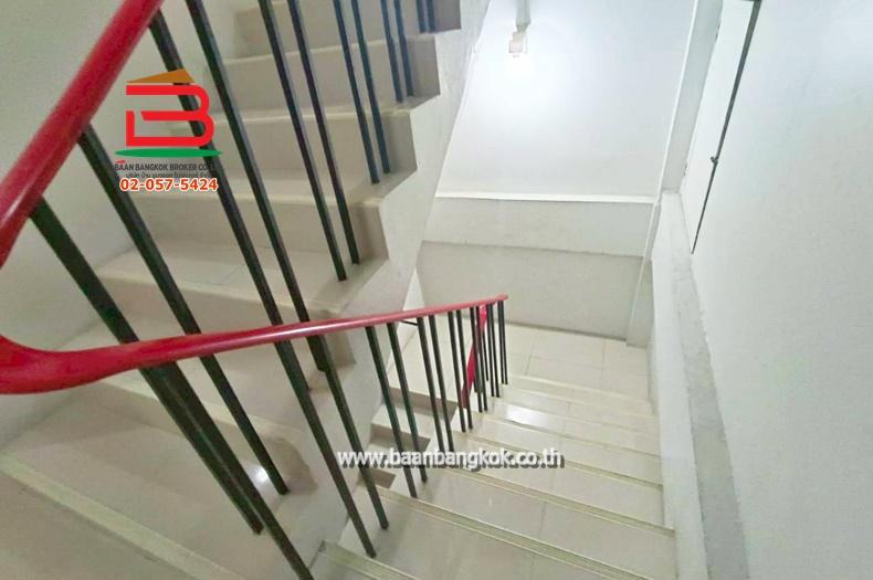 อาคารพาณิชย์ ปากซอยลาดพร้าว 69 เนื้อที่ 24 ตรว. (ใกล้BTSลาดพร้าว71) ถนนลาดพร้าว แขวงสะพานสอง เขตวังทองหลาง 5