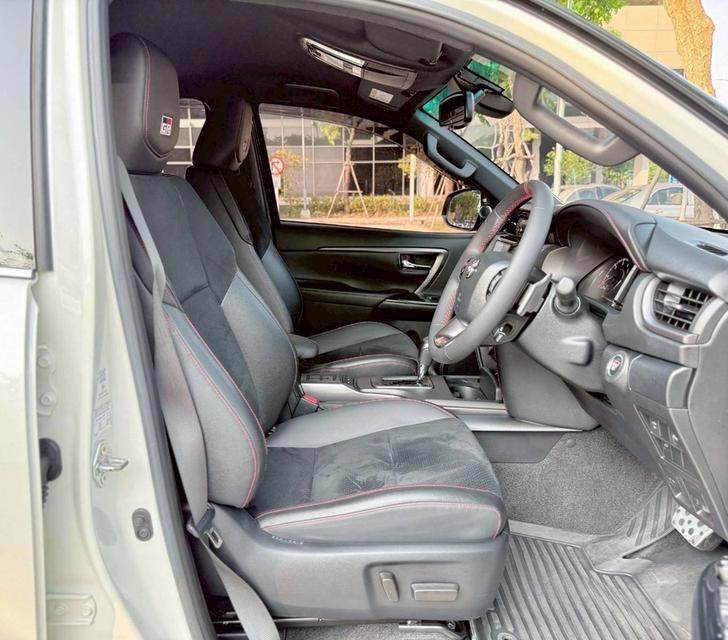 รหัสรถ PR9758 Toyota Fortuner 2.8 GR Sport 4WD Black Top ปี 2022 รูปที่ 6