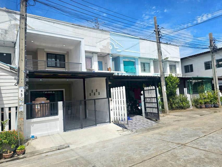 หมู่บ้านนครทองปาร์ควิว3  บางบัวทองทาวน์เฮ้าส์ 2 ชั้น ถนนเมน ตกแต่งใหม่พร้อมอยู่ มีระเบียงด้านหน้า 2