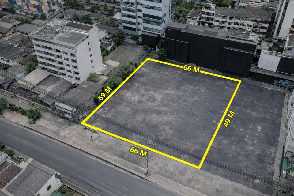 ขายที่ดิน ทำเลลาดพร้าว เนื้อที่ 700 ตร.ว. เหมาะทำหมู่บ้าน ใกล้ MRT มหาดไทย 1