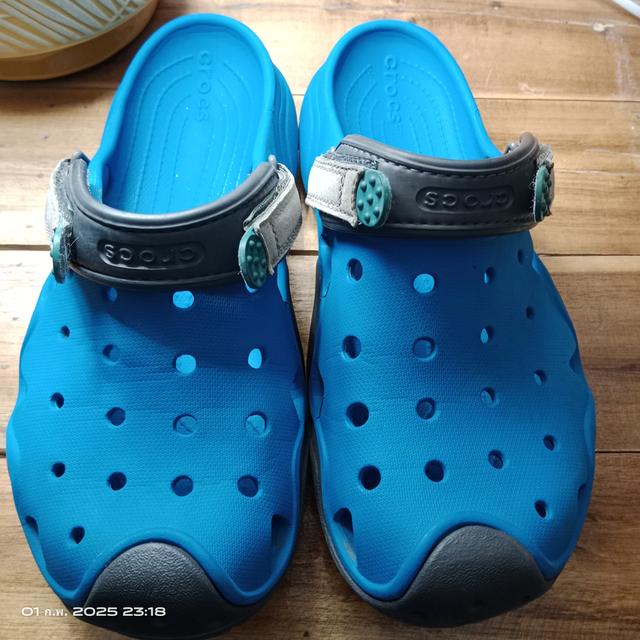 รองเท้าCROCS มือสอง แท้ 100% สีฟ้าสด รุ่นปรับสายคาดหลังเท้าได้ 6