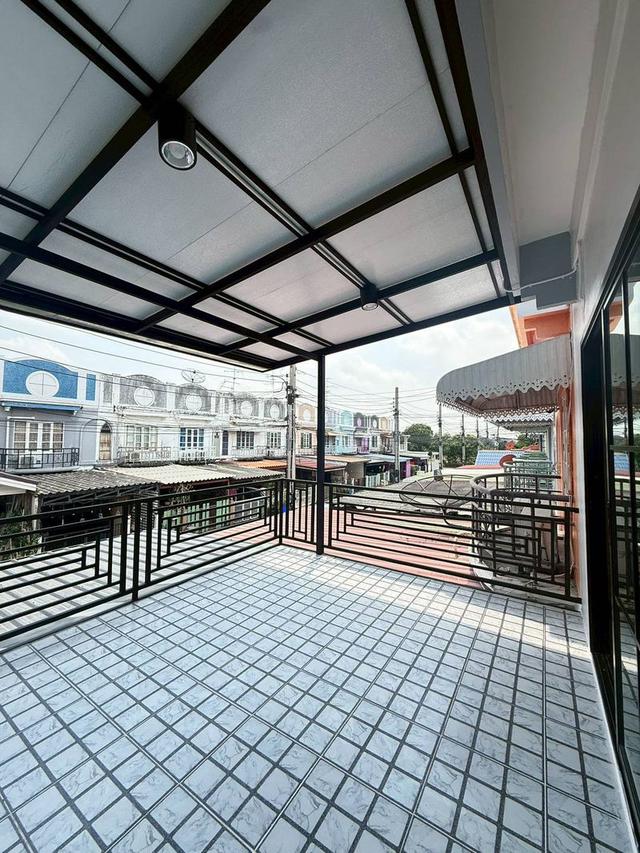 หมู่บ้านสิรารมย์ บ้านกล้วย-ไทรน้อย บางบัวทอง ทาวน์เฮาส์ 2 ชั้น ตกแต่งใหม่พร้อมอยู่  มีระเบียงด้านหน้า โครงการของแลนด์&เฮ้าส์ 17