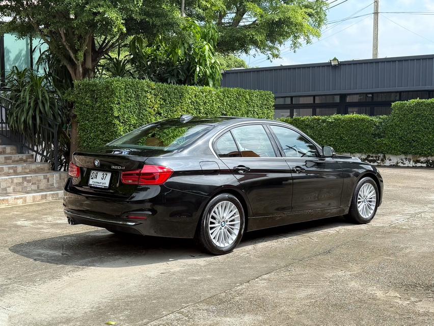 2019 BMW 320D F30 LCI รถมือเดียวออกป้ายแดง รถวิ่งน้อย เข้าศูนย์ทุกระยะ รถไม่เคยมีอุบัติเหตุครับ