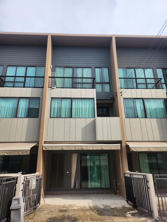 ให้เช่า ทาวน์โฮม 3 ชั้น บ้าน กลางเมือง ลาดพร้าว-เสรีไทย 52