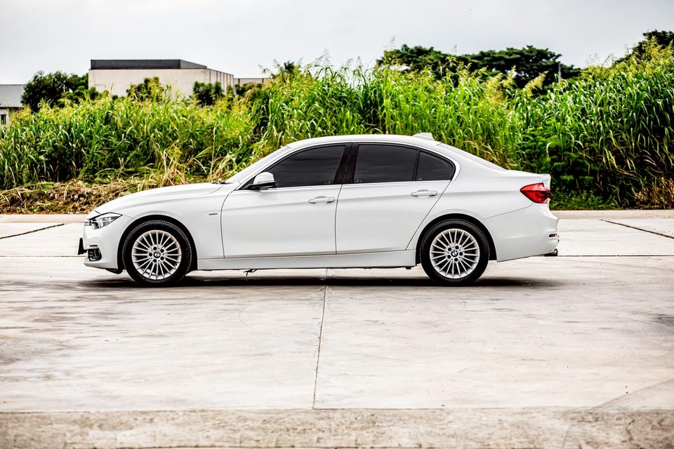 Bmw 320i Luxury ปี 2016 สีขาว สวยสภาพดี 10