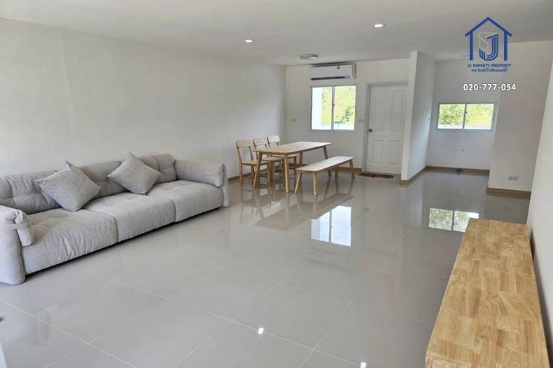 ขายทาวน์เฮ้าส์ 2 ชั้น หมู่บ้านดีคิวบ์ นวนคร ทางคู่ขนานถนนพหลโยธิน ใกล้นิคมอุตสาหกรรมนวนคร 6