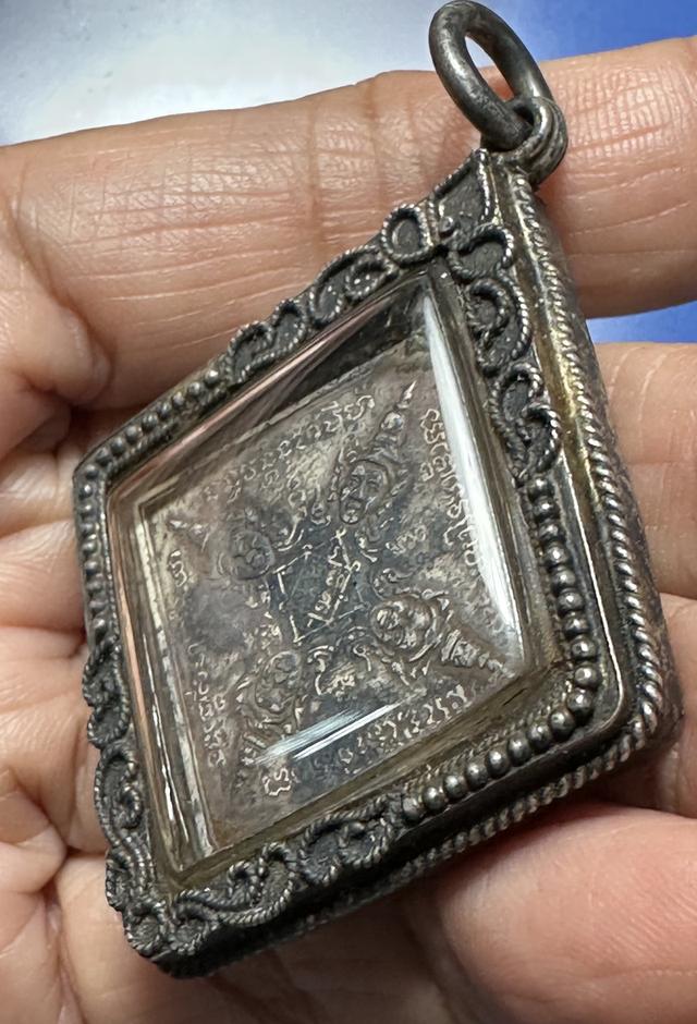 เหรียญพระพรหมสี่หน้า เนื้อเงินหลังจาร เลี่ยมเงิน ไม่ทราบที่ รูปย่อยที่ 4