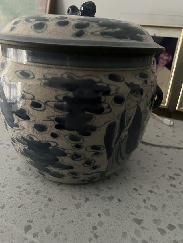 โถโบราณจีน มีฝากปิดขอบทองเหลือง