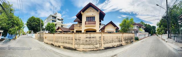 ขายที่ดินติดถนนอ่อนนุช พร้อมบ้านเดี่ยว 98 ตร.ว. แปลงมุม พื้นที่กว้าง มีห้องแม่บ้าน ใกล้รถไฟฟ้า BTS ทางด่วน มอเตอร์เวย์ 10