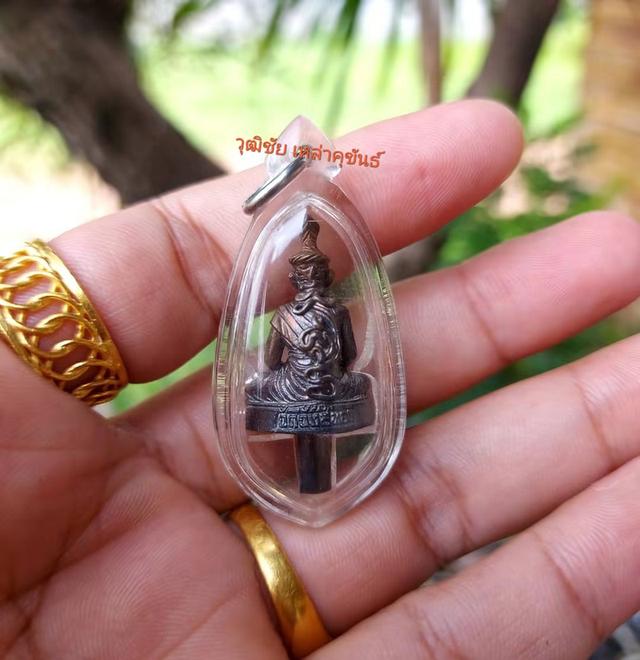 บรมครูปู่ฤาษีตาไฟ หลวงปู่นอง ธมฺมโชโต (พระครูสุนทรธรรมาภิรม) เป็นพระเกจิอาจารย์ชื่อดังแห่ง วัดวังศรีทอง อำเภอวังน้ำเย็น จังหวัดสระแก้ว รูปย่อยที่ 3